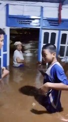 Berenang di dalam rumah