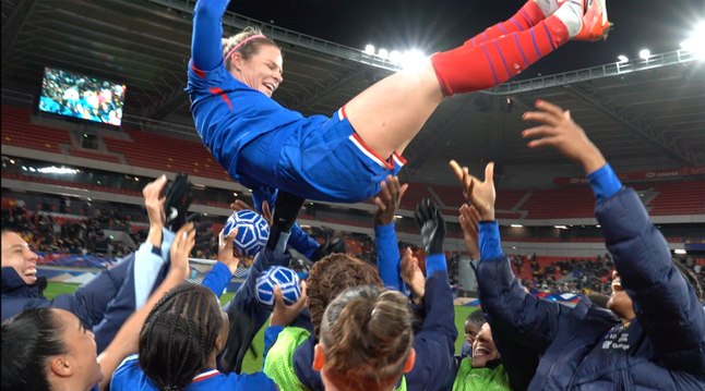 Joie de la victoire des Bleues et du record national de sélections !