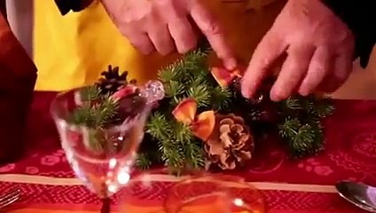 Une table de fête dans les tons rouges