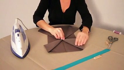 Réaliser un pliage de serviette printanier en forme de papillon