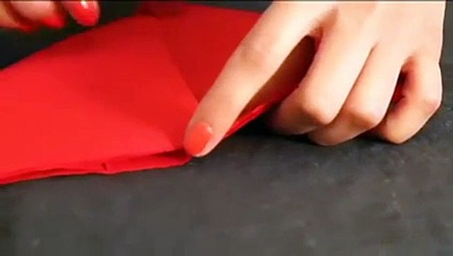 Réaliser un pliage de serviette en forme de coeur pour une soirée St-Valentin