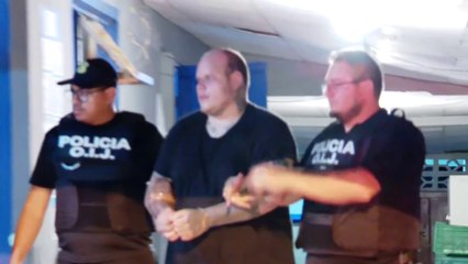 tn7-Esposado-y-bajo-fuerte-custodia-llegó-al-país-sospechoso-de-matar-a-primos-en-bar-250225