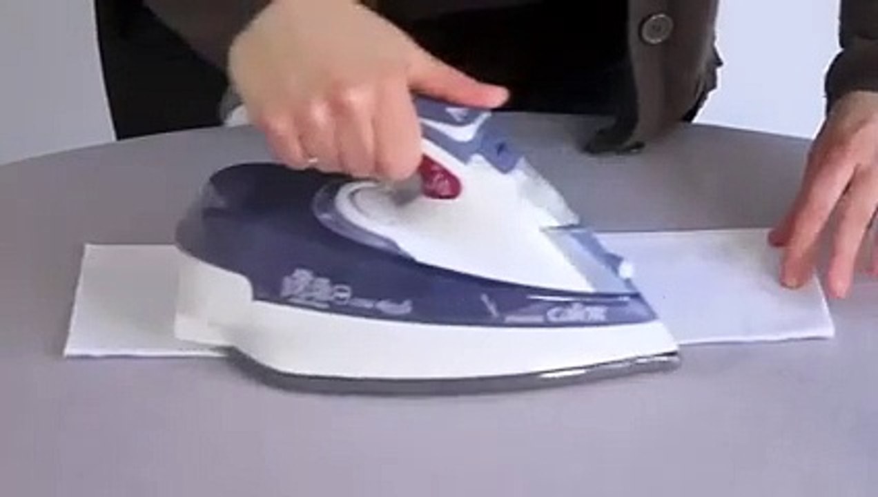 Décorer une table de mariage avec un pliage de serviette en forme de pyramide