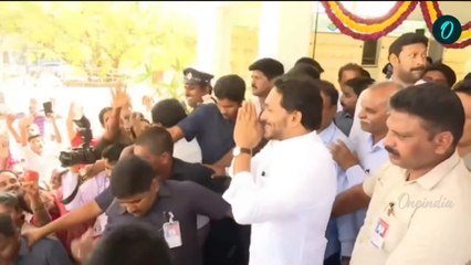 JAGAN at Pulivendula : అభిమాని ఏది ఇచ్చినా అపురూపమే..| Telugu Oneindia