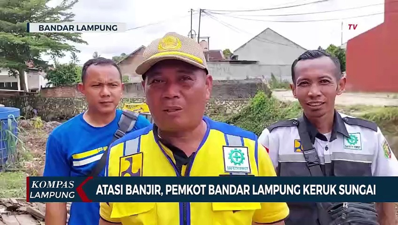 Atasi Banjir, Pemkot Bandar Lampung Keruk Sungai