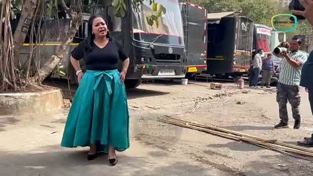 Bharti Singh WARNS Paps In Anger, Later Smile and Says Jab Bulaogi Tab Aajana