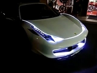 Insolite : une Ferrari 458 Italia illuminée !