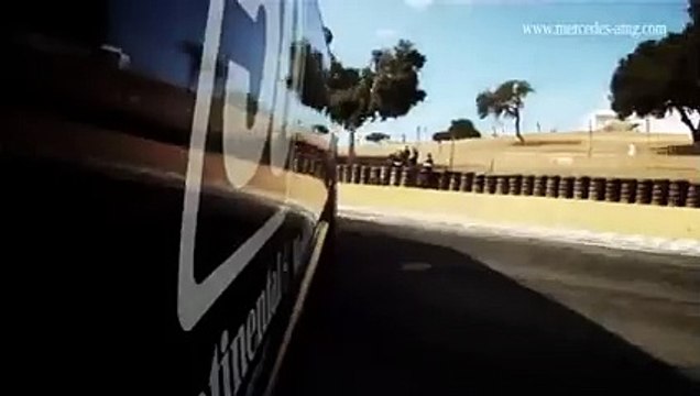 Mercedes C63 AMG Coupé : en drift sur le circuit de Laguna Seca