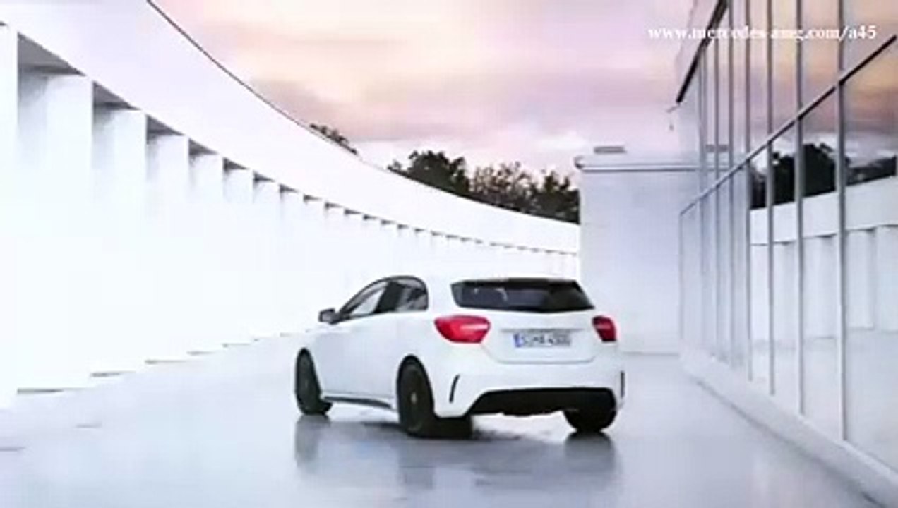 Mercedes A45 AMG : première vidéo officielle,  à fond sur route et circuit