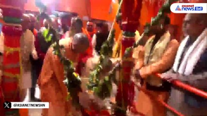 गोरखपुरः भीड़ में महिला-बच्चे को देख अचानक रुके योगी आदित्यनाथ, देखें क्या हुआ इसके बाद...