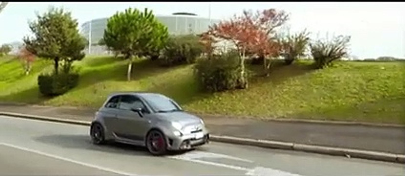 La plus ultime des Abarth, la 695 Biposto, s’exerce sur piste humide