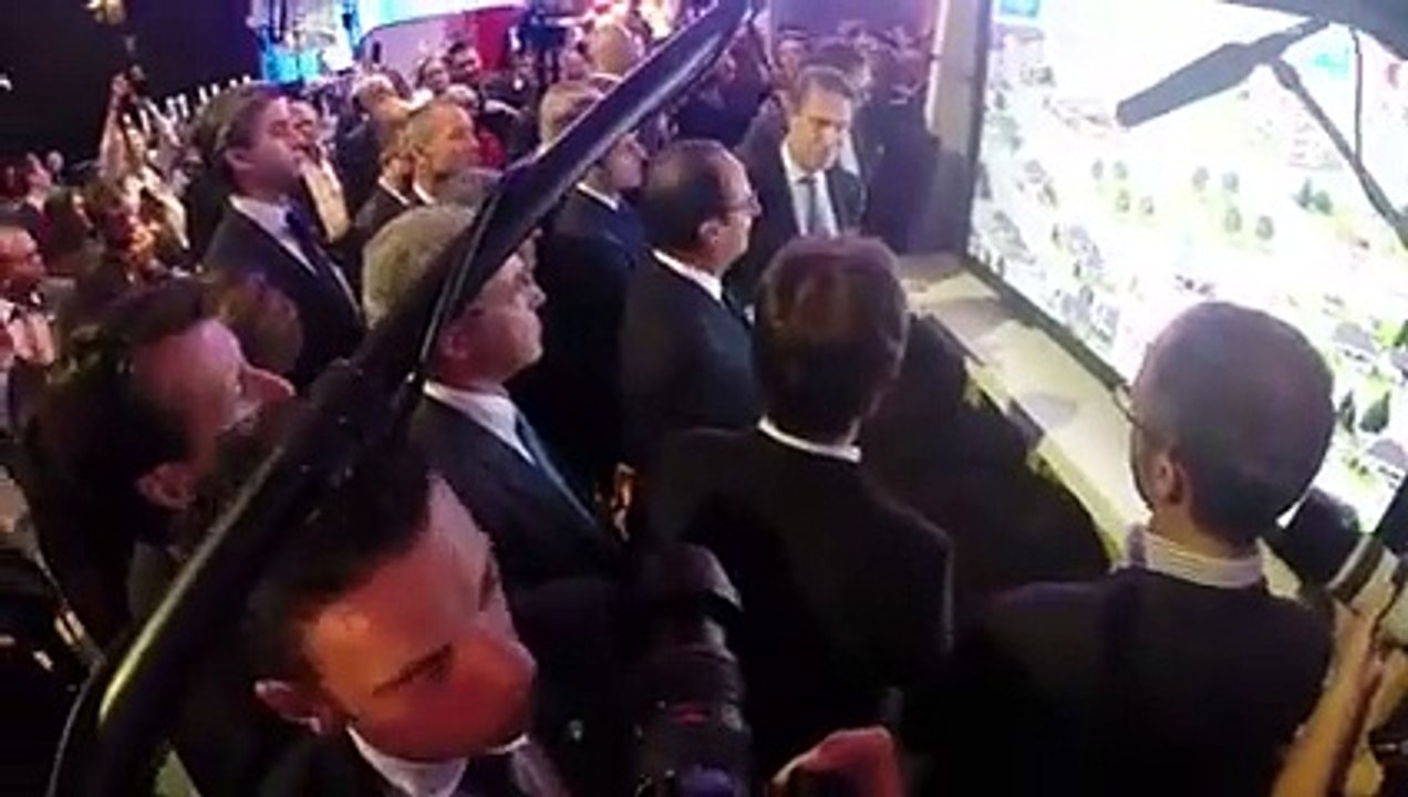 Insolite : François Hollande au mondial de l'auto !