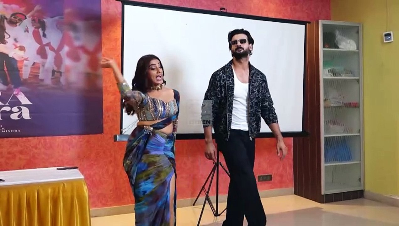 Holi गीत Jogira Sa Ra Ra के प्रमोशन पर Akshara और Vishal Singh के डांस से फैन्स हुए इंप्रेस