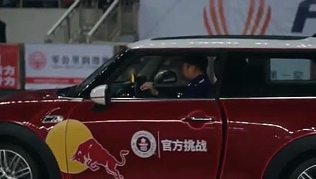 Insolite : il bat le record du monde de créneau avec 8 cm d'écart entre deux voitures !