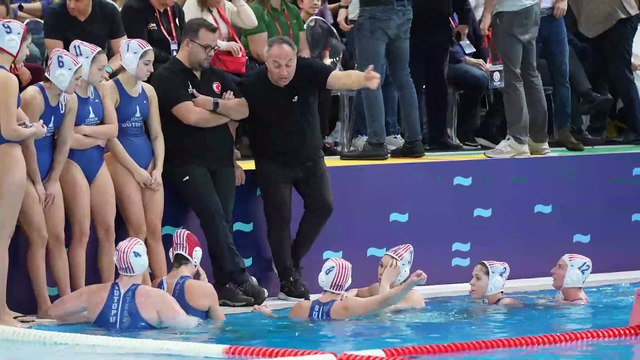 İzmir’in gururları: Sutopu ve Basketbol Takımı’na kupa töreni!