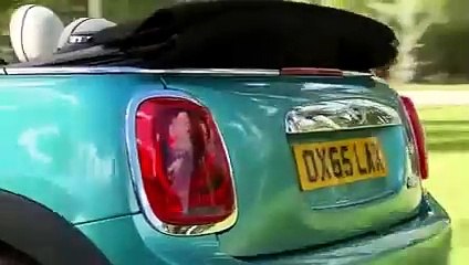 La nouvelle Mini Cabriolet roule sous les palmiers de Miami Beach