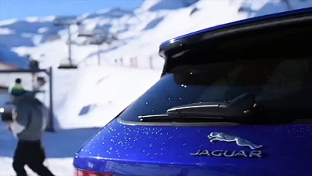 Le Jaguar F-Pace grimpe en haut des pistes enneigées