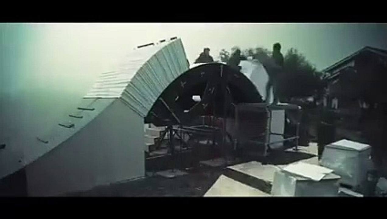 Le Range Rover roule sur un pont en papier