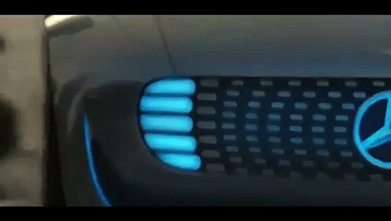 Mercedes place un bébé derrière le volant