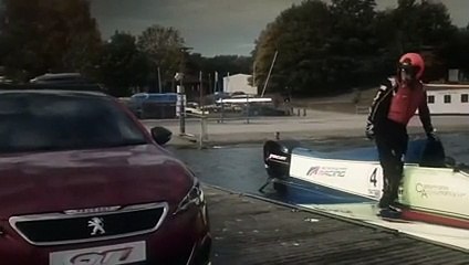 La Peugeot 308 GTi fait la course avec un hors-bord