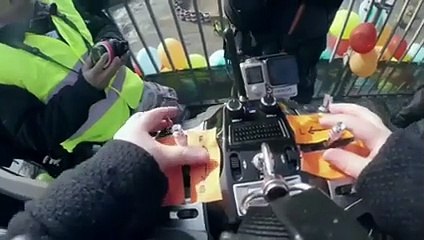 Une fillette de 4 ans aux commandes d’un camion Volvo