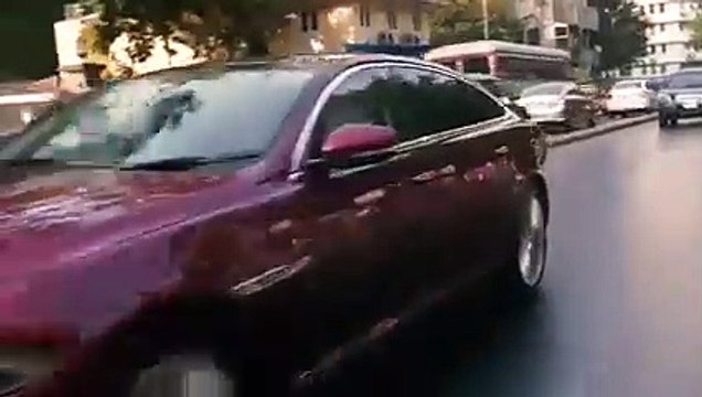 La Jaguar XJ en duel avec des livreurs de repas en Inde