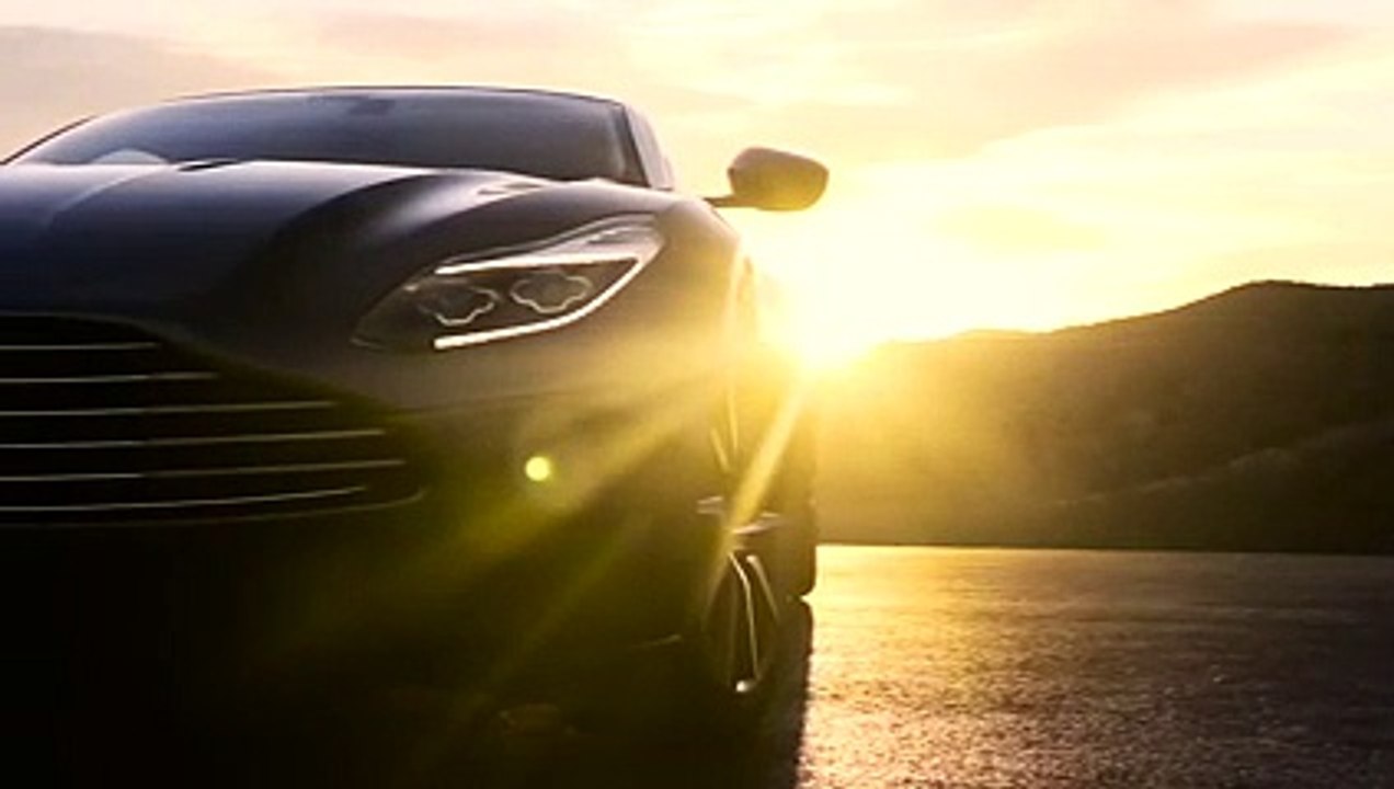 L’Aston Martin DB11 sur une route de montagne