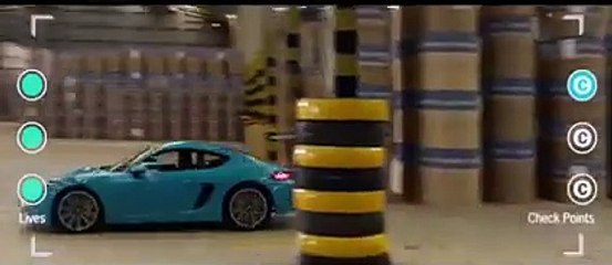 Une Porsche 718 Cayman affronte des drones de course