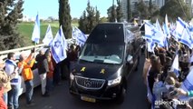 Il corteo funebre della famiglia Bibas fra migliaia di israeliani