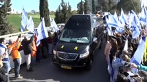 Il corteo funebre della famiglia Bibas fra migliaia di israeliani