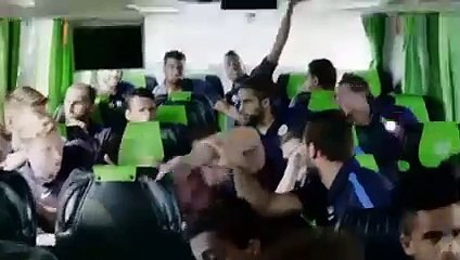 Petter Solber fait drifter un bus rempli de footballeurs