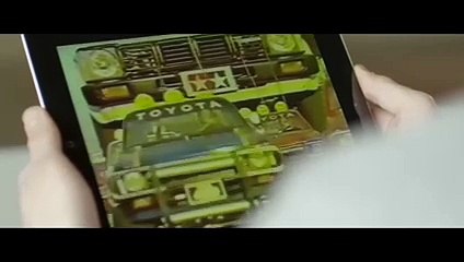 Un Toyota Hilux tiré par des voitures radiocommandées