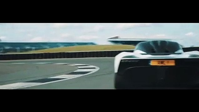 Les Aston Martin Valkyrie et Valhalla en action