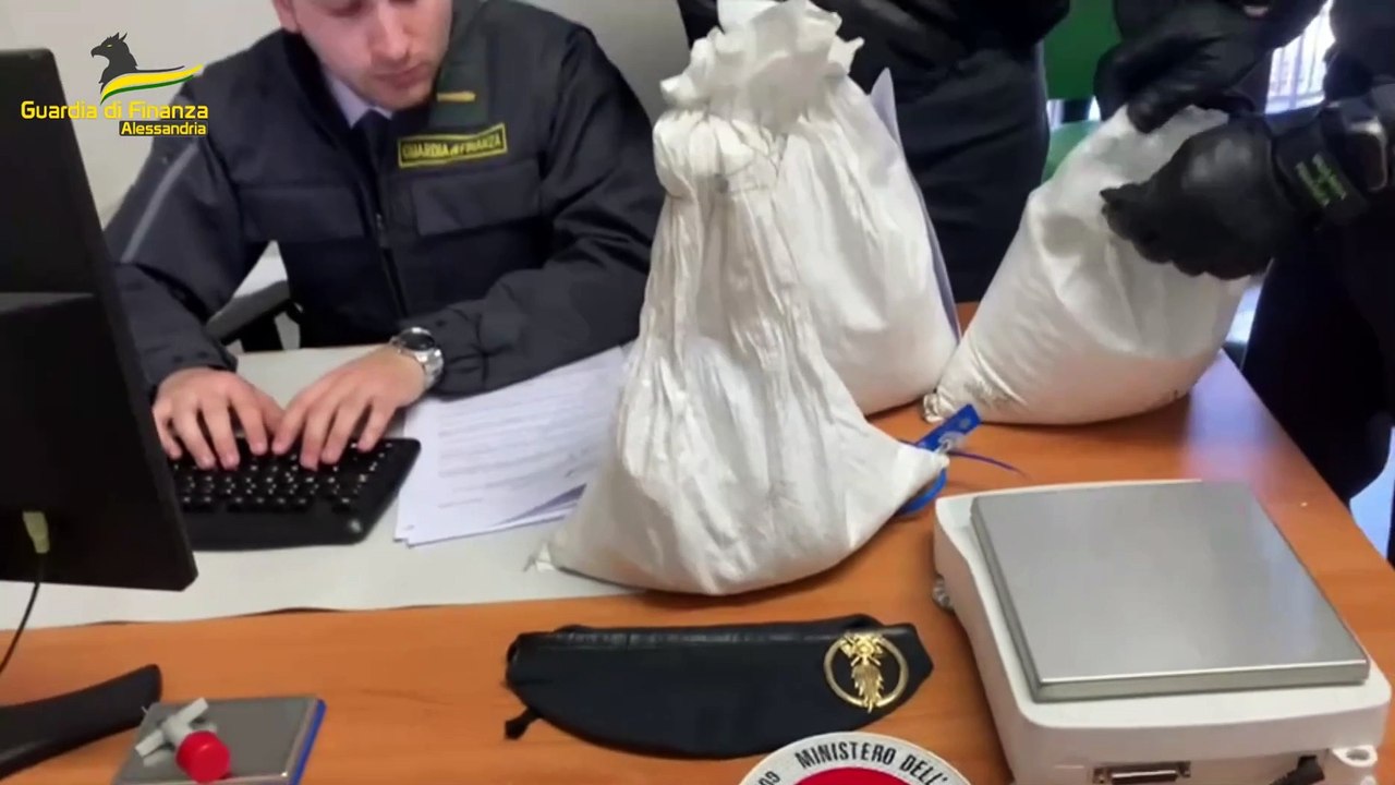 La guardia di finanza sequestra sessanta chili di argento. Erano destinati ad Arezzo