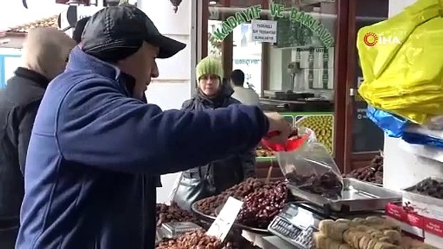 İftar sofralarının vazgeçilmezi hurma her keseye uygun fiyatıyla alıcı buluyor