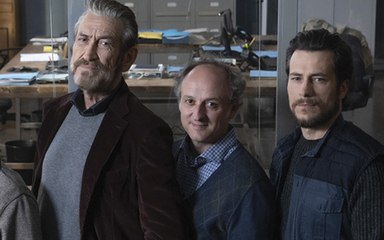 Marco Giallini e Paolo Bernardini in "Rocco Schiavone" 6: la scena