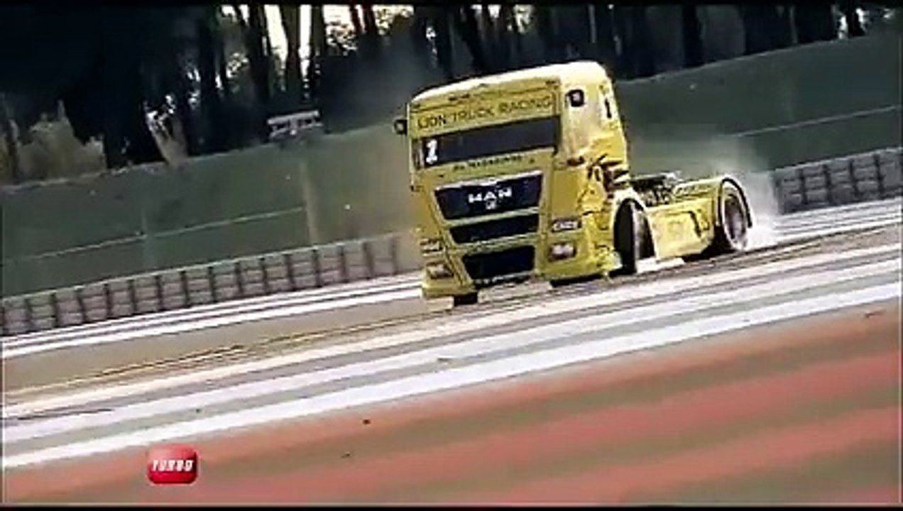 Insolite : camion contre supercars (Emission Turbo du 31/03/2013)