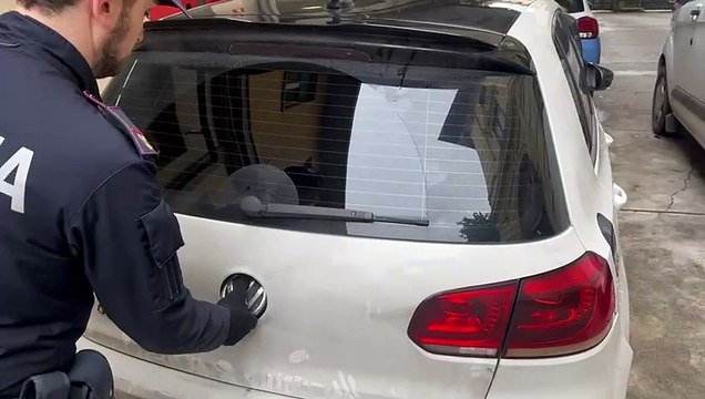 Cinque chili di droga nascosti sotto la ruota di scorta: la scoperta della polizia stradale