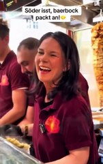 وزيرة الخارجية الألمانية تعمل في مطعم للشاورما