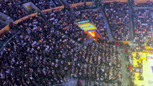 Público de Lakers dedica cánticos a GM de Dallas Mavericks por Luka Doncic. Gracias Nico