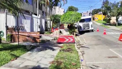 Carro cai em cratera no Bigorrilho