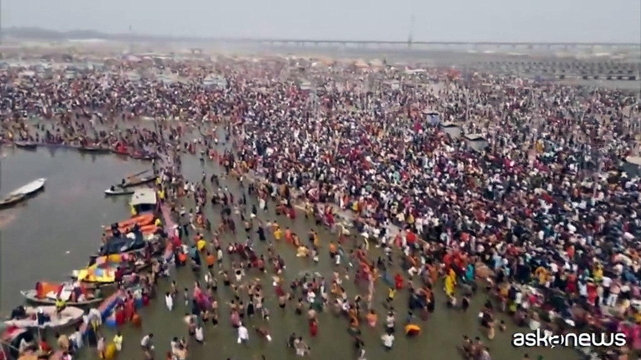 Bagno di massa nel Gange di milioni di fedeli alla fine del Kumbh Mela