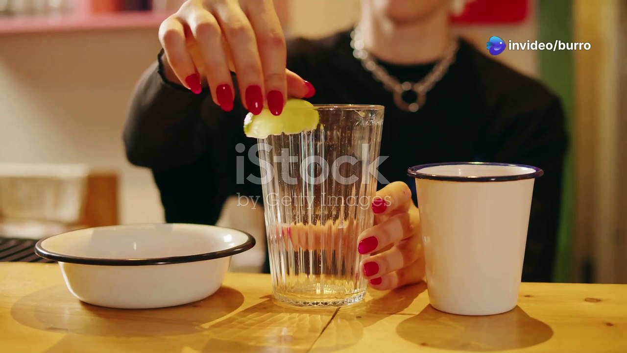 Title: ¡Tutorial Inútil! Cómo Empinar el Codo con Agua del Grifo