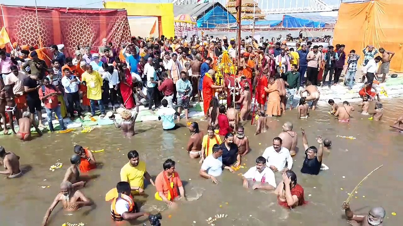 गृहमंत्री विजय शर्मा ने किया शाही स्नान, लगाए बोल बम के नारे