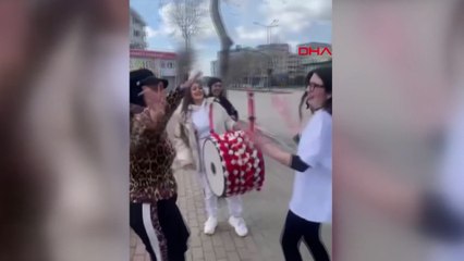 Ehliyet sınavını kazandı: Davulla eğlendi