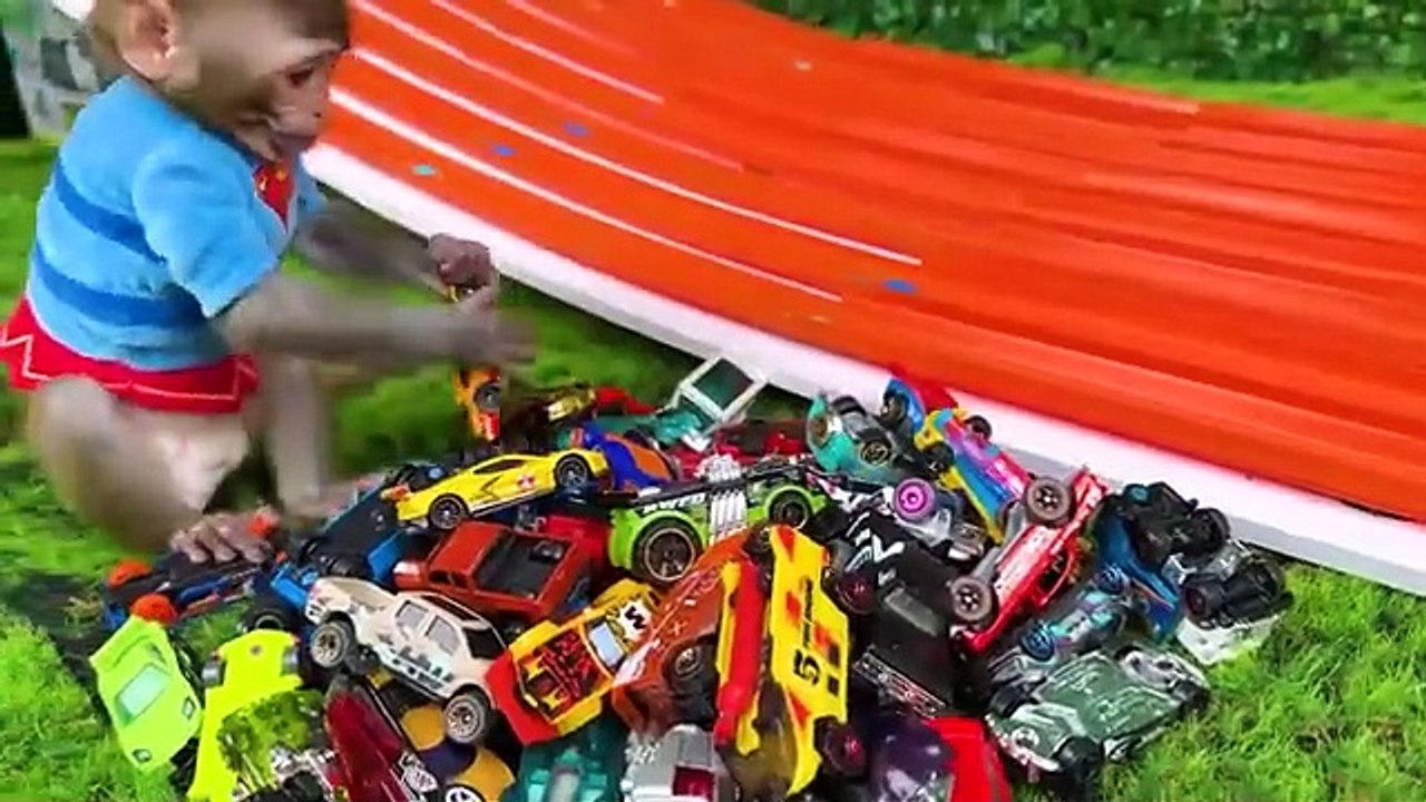 Monkey Baby Bon Bon oes to the toilet and plays with Ducklings in the swimming poolSD