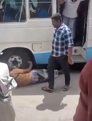 யாழ் பஸ் நிலையத்தில் வெறியில் குடிகாரன் நடாத்தும் திருவிளையாடல்! வீடியோ