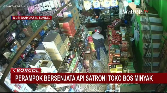 Terekam CCTV! Detik-Detik Perampok Bersenjata Api Bawa Kabur Uang Rp400 Juta di Toko Bos Minyak
