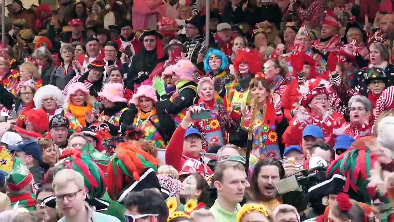 Jecken feiern beginn des straßenkarnevals - unter erhöhten schutzmaßnahmen