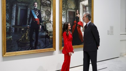 La reacción de los Reyes al ver por primera vez sus cuadros de Annie Leibovitz expuestos